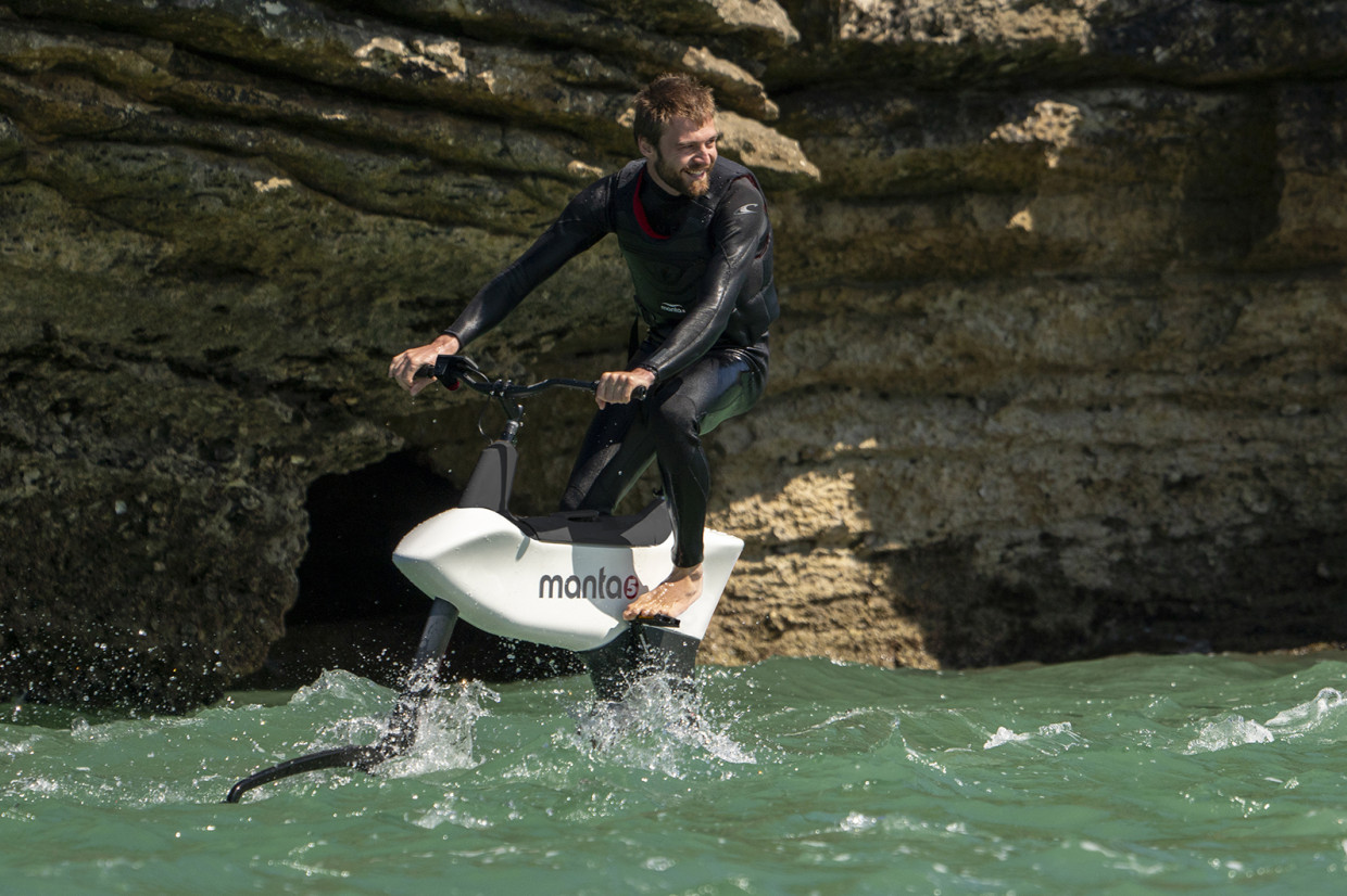 The new Manta5 Hydrofoiler SL3 is an ebike you can ride on water